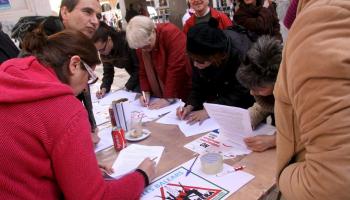 La plataforma Balears Diu No va recollir dissabte, a la plaça Major de Palma, centenars de signatures en contra de les prospeccions petrolíferes. 