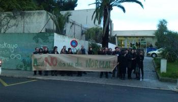Els professors s'han concentrat a les portes del centre inquer abans de començar les classes. 