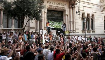 La notícia de l'increment salarial dels membres del Gabinet del president caigué com una bomba en ple esclat del 15M a Palma. Prop de mil indignats es concentraren per aquest motiu a les portes del Parlament.
