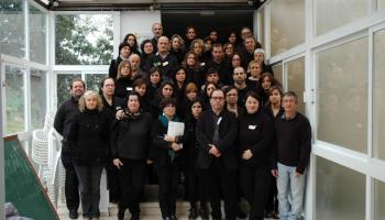 Imatge dels docents de l'IES Berenguer d'Anoia, aquest dilluns vestits de negre en senyal de dol per l'absència del ja exdirector. 