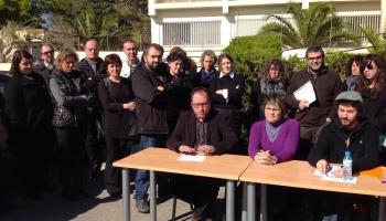 Professors, pares i alumnes, a la roda de premsa d'aquest dijous. A la taula, d'esquerra a dreta: Jaume Marcé, Dolores Márquez i Fernando Martín. 