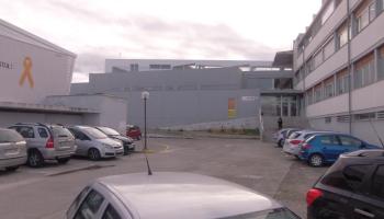 L'institut a la dreta i justa a l'esquerra el poliesportiu on hi ha el llaç. 