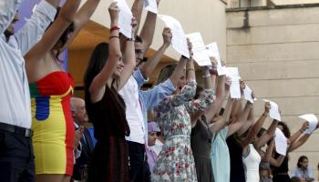 Un grup de joves mostren el seu diploma a la cerimònia de graduació viscuda al campus de la UIB el passat juliol.