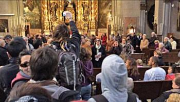 Imatge de l'assalt a l'església de Sant Miquel aquest diumenge. 