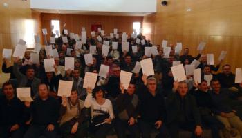 Melià i font amb la resta de regidors d'El Pi mostren les signatures presentades en contra de les prospeccions pretolíferes al mar balear.