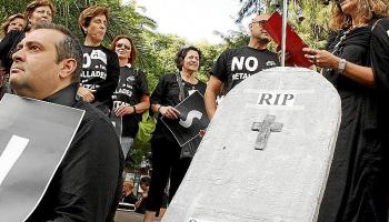 Més de mil persones es concentraren a la plaça d'Espanya per escenificar la mort de la Sanitat. Fotos: P.Bota/J.Morey.