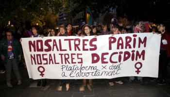 "Nosaltres parim. Nosaltres decidim" va ser el lema de la protesta. Prop de 2.000 persones van participar en la manifestació. 