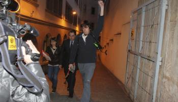 Els dos detinguts amb el seu misser, aquest dilluns, sotrint del jutjat. 