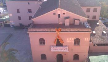 La cooperativa que gestiona el centre educatiu creu que l'origen de l'acció és contestar a la senyera i a la pancarta de la faça