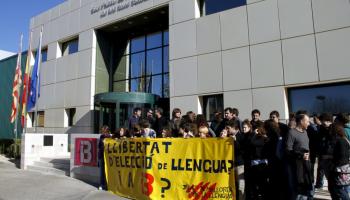 Protesta de Joves de Mallorca per la Llengua per la política lingüística d'IB3. 