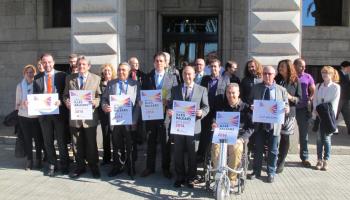 El vicepresident amb alguns dels empresaris que participen als actes. 