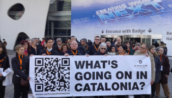 Els integrants de l'entitat i els voluntaris a les portes del MWC. 