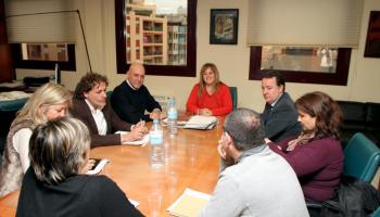 A la part inferior de la imatge els representants dels pares durant la reunió d'ahir amb la cúpula de la Conselleria d'Educació: Cerdà, Isern, Estarellas i Camps. Tampoc hi faltà el batle d'Inca, Rafel Torres, que ha mediat en el conflicte entre l'institut i les famílies. 