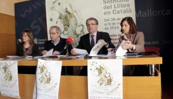 D'esquerra a dreta: tresorera del Gremi, Maria Barceló; el president del Gremi de llibreters de Mallorca, Francesc Sanchís; el vicepresident de Cultura, Patrimoni i Esports, Joan Rotger i la directora insular de Cultura i Esports, Catalina Sureda. 