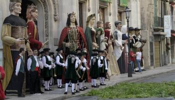 Els geganters i ministrils s'han engalanat per celebrar la diada de l'illa. Fotos: J. Torres.

