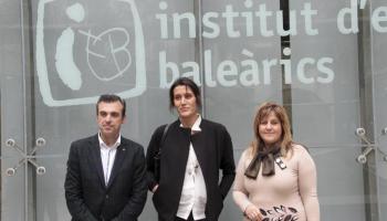 El director de l'IEB, Antoni Vera, i la consellera Camps han presentat l'exposició de l'artista illenca, enmig de la imatge. 