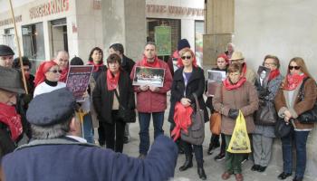 Una vintena de persones es van concentrar a la plaça Major de Palma per exigir justícia per a les víctimes del franquisme. 