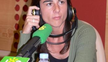 Montse Amat durant una intervenció a IB3 Ràdio.