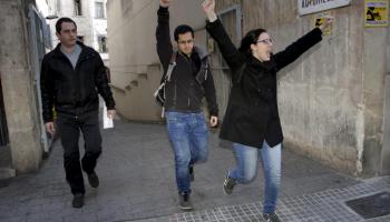 Els detinguts sortint dels jutjats després de declarar. 