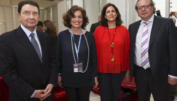La batlessa de Madrid, Ana Botella, al costat de la secretària d'Estat de Turisme, Isabel Borrego, amb altres participants a l'esdeveniment turístic de referència de la capital alemanya.