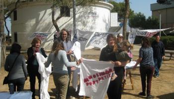 Els veïns de la barriada pintaren pancartes reivindicatives per defensa el port petit. 