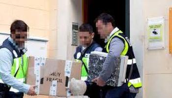 Agents de la Policia trauen documentació de la seu d'Unió Mallorquina a Palma.