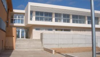 Imatge de la façana del CEIP Colònia de Sant Jordi. 