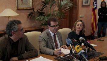 Roda de premsa oferida pel rector de la universitat, Llorenç Huguet.