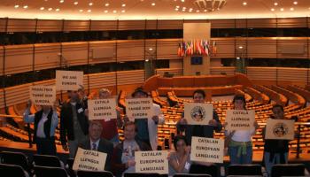 Una delegació de l'OCB acudí el 2006 a la seu del Parlament Europeu per a reclamar els drets dels catalanoparlants.