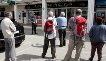 Protesta dels Padris Flautes davant l'apotecaria del president Bauzá a Marratxí.