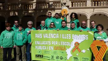 Rere la pancarta han posat representants de l'STEI, FETE-UGT, FAPA Mallorca, l'Associació de Directors d'Infantil i Primària, l'Associació de Directors de Secundària, l'Associació d'inspectors o les Cooperatives d'Ensenyament, entre d'altres.