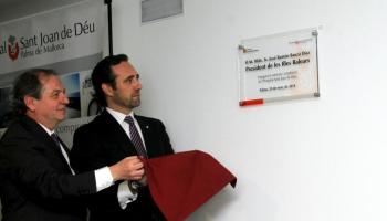 Bauzá ha descobert la placa commemorativa de la remodelació de l'hospital de Sant Joan de Déu. 