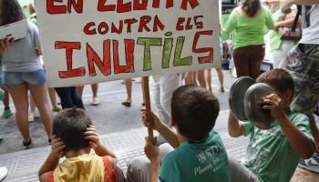 Un grup d'alumnes d'Eivissa amb una pancarta de protesta contra el TIL durant una de les nombroses manifestacions realitzades en els darreres mesos en contra del decret.