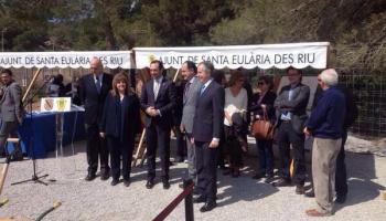 Bauzá i la cúpula educativa del Govern posen la primera pedra del nou IES de Santa Eulària