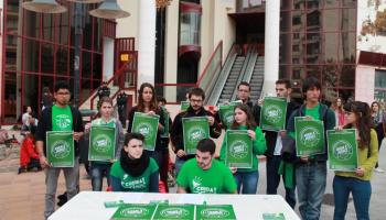 Imatge de la roda de premsa que han fet aquest dimecres davant de la Conselleria d'Educació. 