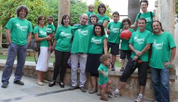 Llach amb membres de la comunitat educativa. 