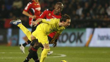 Santi Cazorla i Pierre Webó lluiten per una pilota a la primera part del partit. Foto: Heino Kalis. Reuters