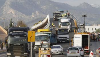 Diversos camions van pujant damunt del viaducte.