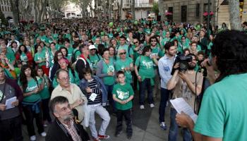 Un portaveu dels docents parla a la gentada congregada per la marxa per l'educació.