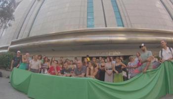 Imatge del documental on es veu la roda de premsa organitzada pels pares i mares dels joves identificats, dies després dels fets.