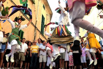 Els Cossiers formen part d'una antiga dansa que perd el seu origen en la foscor del temps.