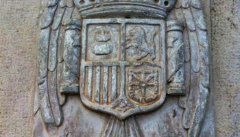 El Col·lectiu Es Tallant reclama la “retirada immediata” de dos escuts franquistes ubicats a la font de la Plaça de la Reina Maria Cristina de l'Arenal.