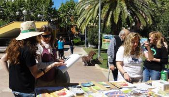 Acció informativa de l'organització ecologista coincidint amb el Dia de la Terra. 