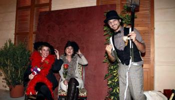 La batlessa Aina Calvo i Nanda Ramon, regidora de Cultura, foren víctimes de la performance d'inauguració.
