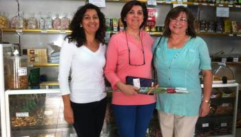 Campos, a la dreta de la imatge, amb la propietària i una treballadora d'aquesta popular botiga de queviures.