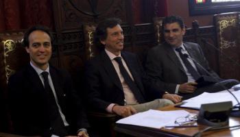 Álvaro Gijón -esquerra- defensà al ple que la direcció nacional del partit avala els descomptes a afiliats al PP balear.