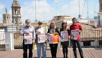 Representants dels col·lectius convocants amb els cartells de la marxa unitària que tendrà lloc a València.