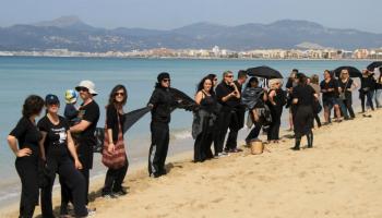 Centenars de persones van realitzar el passat dia 12 una cadena humana en contra de les prospeccions. 