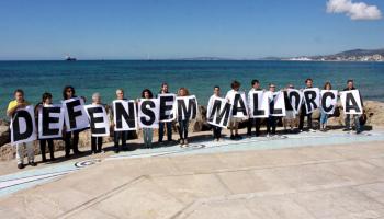 Els membres d'Esquerra Republicana han desplegat un mosaic amb el lema de la campanya de les europees "Defensem Mallorca". 