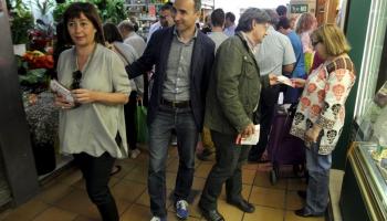 Armengol, Pons i Thomàs repartint, pels mercats de Palma, butlletes informatives amb el programa europeu dels socialistes.